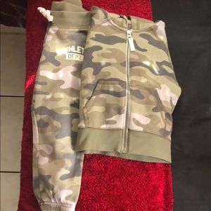 Carter’s camo boys set like new condition